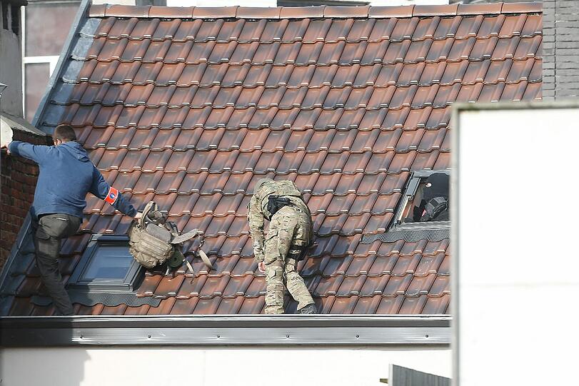 In Brüssel kam es zu einer Schießerei zwischen Polizisten und Terrorismusverdächtigen.