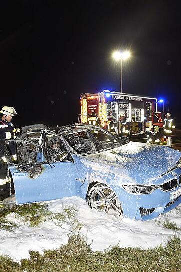 Als die Feuerwehren Brunnthal und Taufkirchen eintrafen, stand der BMW bereits in Vollbrand.