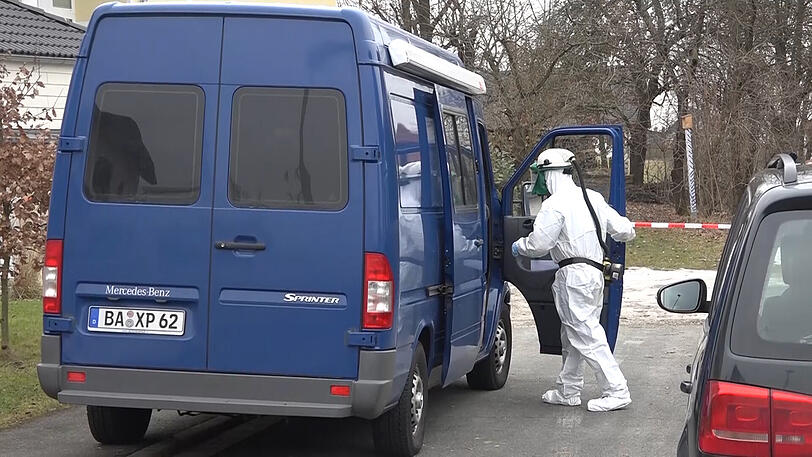 Am Dienstag entdeckte die Polizei drei Leichen in einer verrauchten Wohnung in Kirchehrenbach (Lkr. Forchheim) in Oberfranken. Die Bilder vom Großeinsatz.
