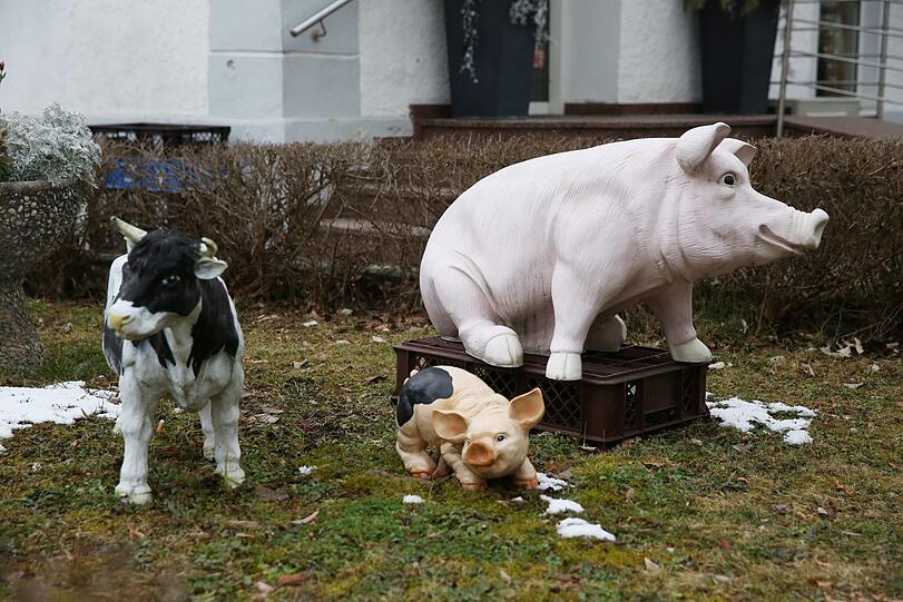 Viecherl statt Gartenzwergen &ndash; vor einer kleinen Metzgerei.