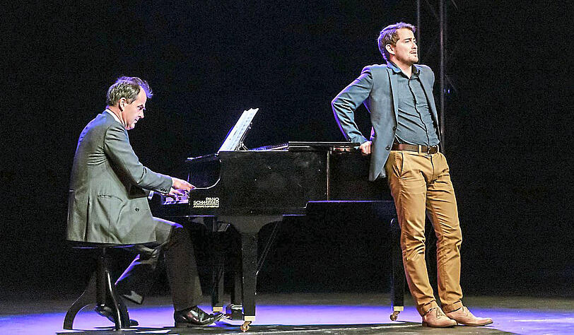 Generalmusikdirektor Basil Coleman (l.) mit Tenor Mark Watson Williams.