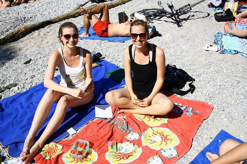 Katia und Steffi waren die ganze Nacht an der Isar beim Grillen. Jetzt erholen sie sich ein bisschen. Zum Beispiel mit dem Kartenspiel Phase 10...