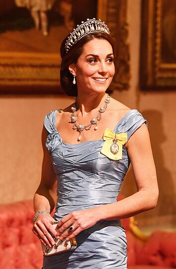 Herzogin Kate in einer Robe von Alexander-McQueen-Designerin Sarah Burton.