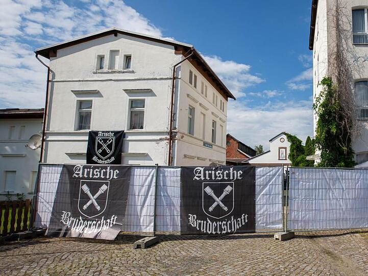 Banner mit der Aufschrift "Arische Bruderschaft" vor dem Hotel Neißeblick in Ostritz, das Schauplatz des rechtsxtremen Rockfestivals "Schild und Schwert" ist.