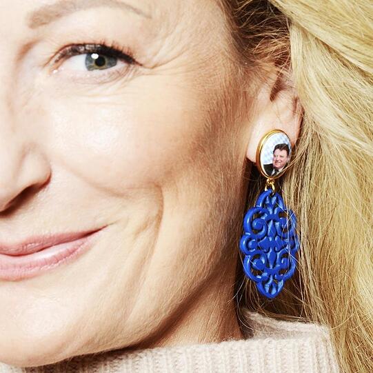 Verkauft Schmuck und vieles mehr: Moni Gruber mit FJS-Ohrringen (59 €).
