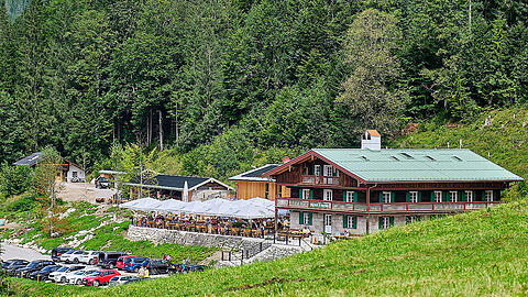 Das Forsthaus Valepp ist aufwendig renoviert worden. Gastronom Johannes Rabl und FC-Bayern-Star Manuel Neuer haben es im Sommer 2024 wiederer&ouml;ffnet.