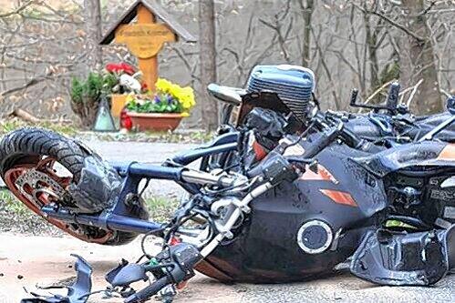 Eines der verunglückten Motorräder.