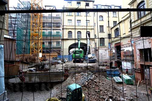 in Blick in den Innenhof: So sah es Mitte Juni an der Baustelle in der Schwanthalerstraße aus. Im Frühjahr 2012 soll alles fertig sein.