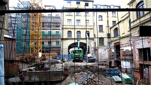 in Blick in den Innenhof: So sah es Mitte Juni an der Baustelle in der Schwanthalerstraße aus. Im Frühjahr 2012 soll alles fertig sein. in Blick in den Innenhof: So sah es Mitte Juni an der Baustelle in der Schwanthalerstraße aus. Im Frühjahr 2012 soll alles fertig sein.