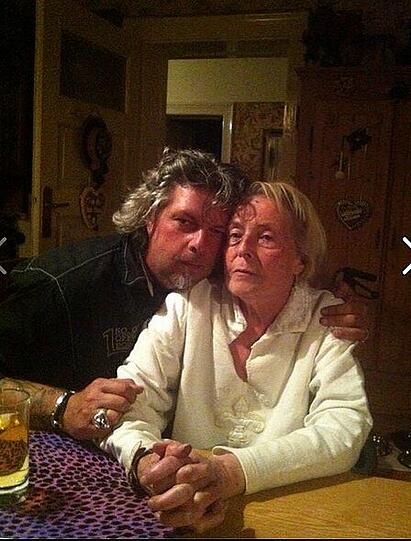 Renate Lerchenberger mit irem Sohn Thomas. "Ich habe ihr auf dem Krankenbett versprochen, dass ich Franzi zurückbringe", sagt er.