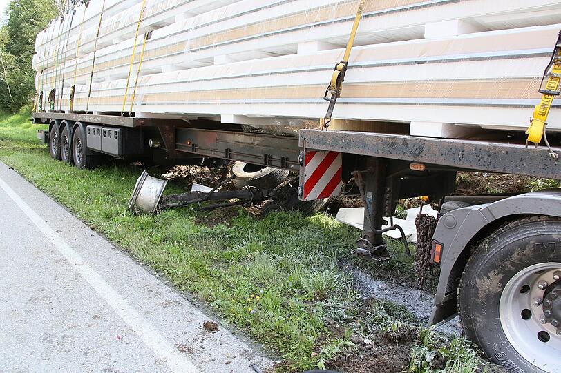 Der Wagen wurde bei dem Zusammenstoß mit dem Lkw regelrecht in seine Einzelteile zerissen.