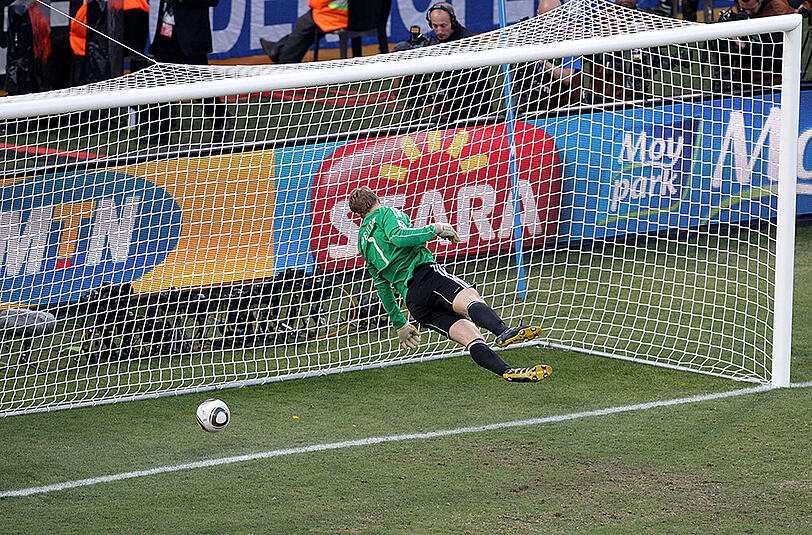 WM 2010: DFB-Keeper Manuel Neuer kann nur zusehen, wie der Ball nach einem Schuss von Frank Lampard an die Unterkante der Latte hinter ihm einschlägt. Das Schiedsrichtergespann um Jorge Larrionda (Uruguay)gibt den Treffer zum 2:2 nicht, Deutschland siegt am Ende 4:1 und wird Vize-Weltmeister.
