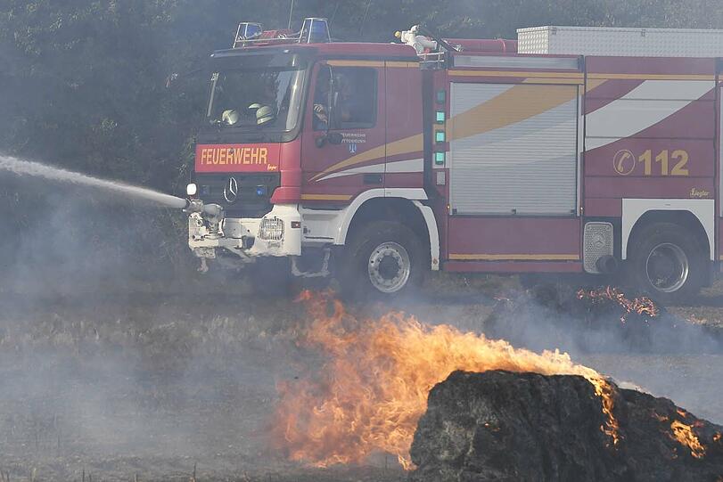 Der Einsatz in Unterhaching. Auf einem Feld hat es am Donnerstag gebrannt.
