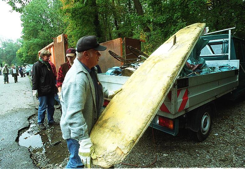 Weg mit dem Müll: Auch ein Surfbrett ist schon mal dabei. (Archivbild)