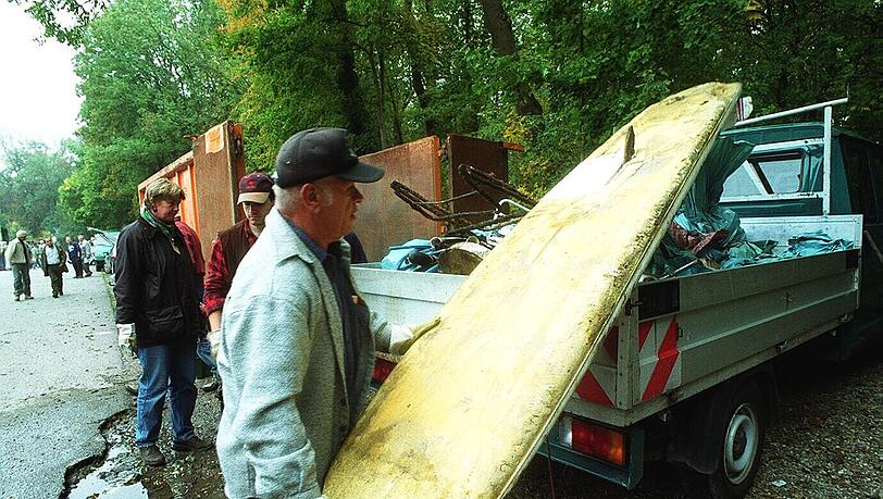 Weg mit dem Müll: Auch ein Surfbrett ist schon mal dabei. (Archivbild) Weg mit dem Müll: Auch ein Surfbrett ist schon mal dabei. (Archivbild)
