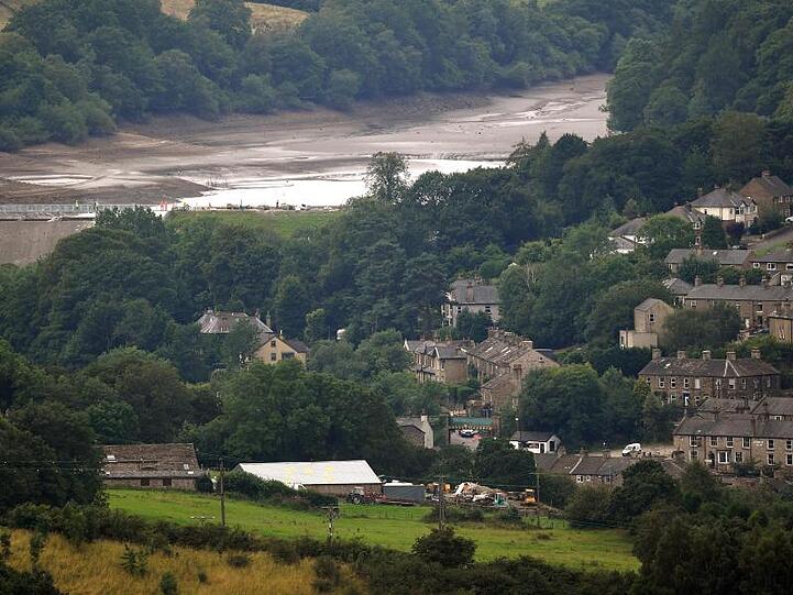 Nach tagelangem Kampf von Einsatzkräften gegen einen drohenden Dammbruch dürfen die Bewohner des nordenglischen Städtchens Whaley Bridge wieder in ihre Häuser zurück.