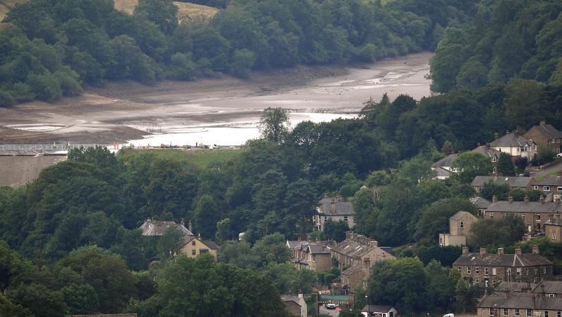 Nach tagelangem Kampf von Einsatzkräften gegen einen drohenden Dammbruch dürfen die Bewohner des nordenglischen Städtchens Whaley Bridge wieder in ihre Häuser zurück. Nach tagelangem Kampf von Einsatzkräften gegen einen drohenden Dammbruch dürfen die Bewohner des nordenglischen Städtchens Whaley Bridge wieder in ihre Häuser zurück.