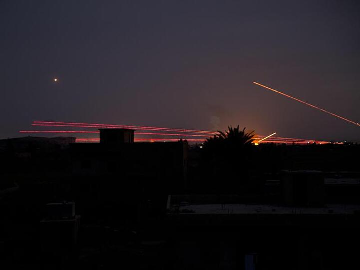 Leuchtspurmunition erhellt den Nachthimmel über Baghus, der letzten IS-Bastion in Syrien.