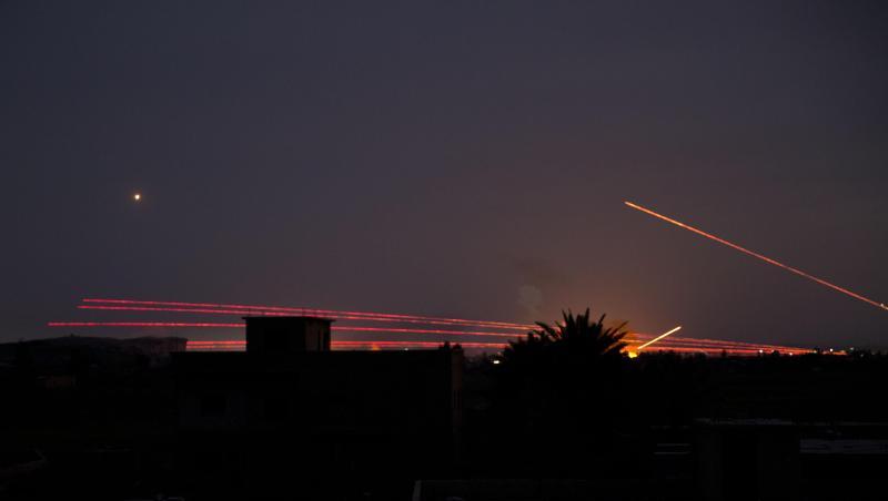 Leuchtspurmunition erhellt den Nachthimmel über Baghus, der letzten IS-Bastion in Syrien. Leuchtspurmunition erhellt den Nachthimmel über Baghus, der letzten IS-Bastion in Syrien.