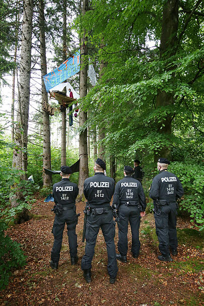 Auge in Auge: Protestler und Polizisten im Forst Kasten. Auge in Auge: Protestler und Polizisten im Forst Kasten.