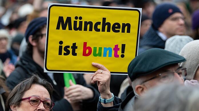 "München ist bunt", ein auf Demonstrationen gerne hochgehaltener Plakatspruch. Doch im Alltag erleben erschreckend viele Menschen, dass Vielfalt von Mitbürgern als Problem gesehen wird. Sie werden Opfer von Hasskriminalität.