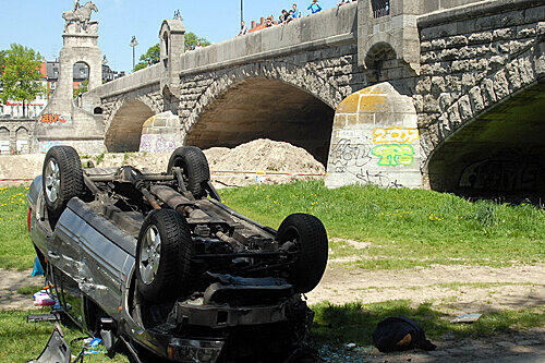 Direkt neben dem Radlweg kam das Auto auf dem Dach zum Liegen.