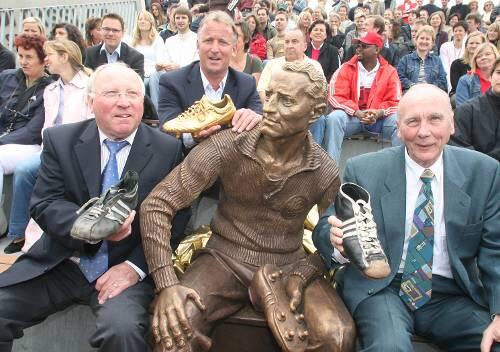 Die Fussballegenden Uwe Seeler,  Andreas Brehme und Horst Eckel (von links) nach der Enthüllung der Adi Dassler-Bronzestatue in Herzogenaurach.