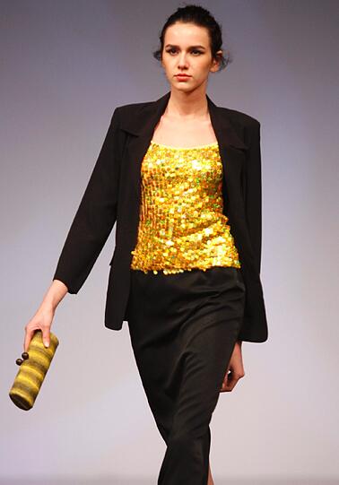 Noah Becker und Shermine Sharivar kommen sich näher, Micaela Schäfer präsentiert sich angezogen und Models posieren mit Schnurrbart - zum Beginn der Fashion Week in Berlin ist Einiges geboten. Von Promi-Klatsch bis Haute Couture - sehen Sie hier die besten Bilder aus der Hauptstadt.