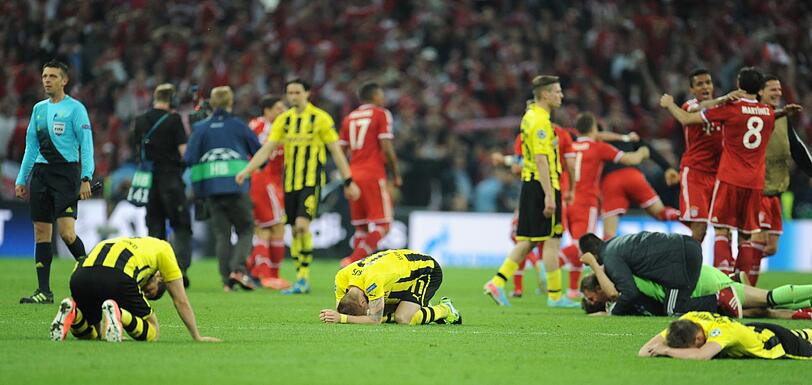 Nicht zu trösten: Die BVB-Profis sind auf dem Boden der Tatsachen angelangt. Bayern hat soeben das Finale mit 2:1 gewonnen.
