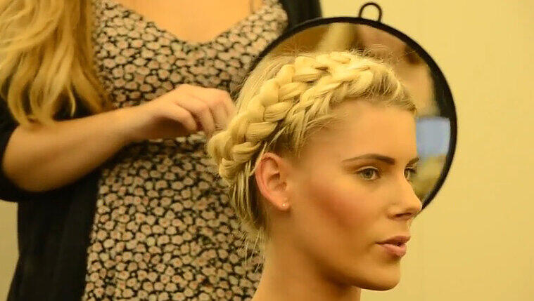 Wir zeigen Ihnen im Video-Tutorial die schönsten Wiesn-Frisuren zum Nachstylen. Wir zeigen Ihnen im Video-Tutorial die schönsten Wiesn-Frisuren zum Nachstylen.