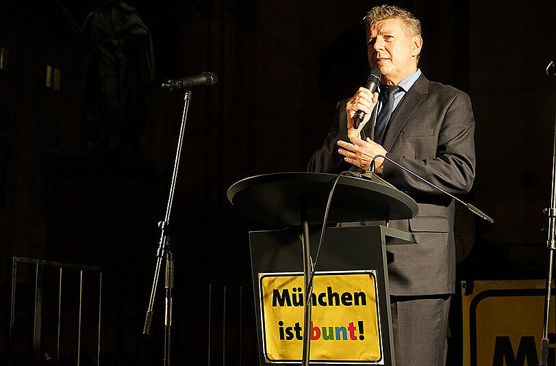 Münchens Oberbürgermeister spricht bei der Gegendemo am Odeonsplatz.