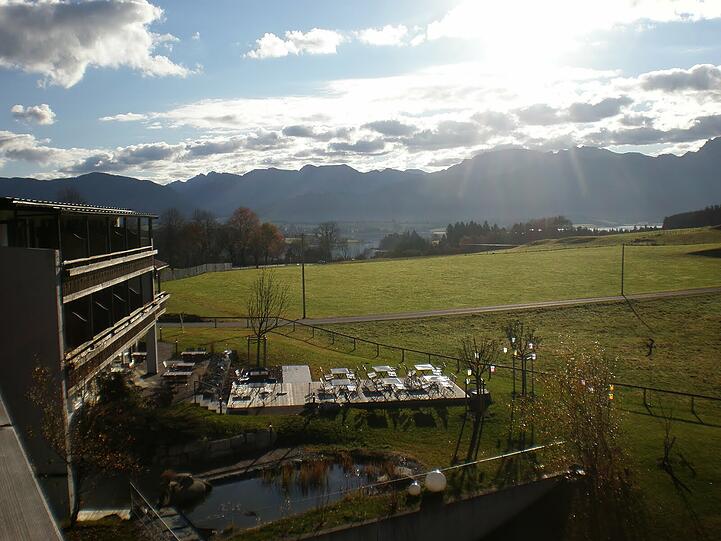 Hotel Kaufmann am Forggensee: Vom Balkon schweift der Blick über malerisches Alpenpanorama.