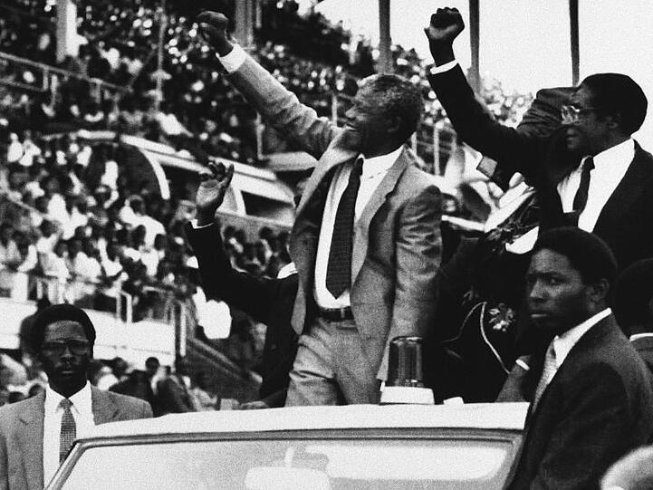 Mugabe im Jahr 1990 mit Nelson Mandela.