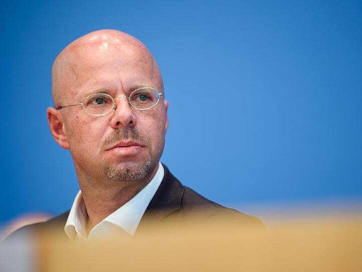 Brandenburgs AfD-Landeschef Andreas Kalbitz wurde in seiner Zeit bei der Bundeswehr vom Militärischen Abschirmdienst (MAD) zu rechtsextremistischen Bestrebungen befragt.