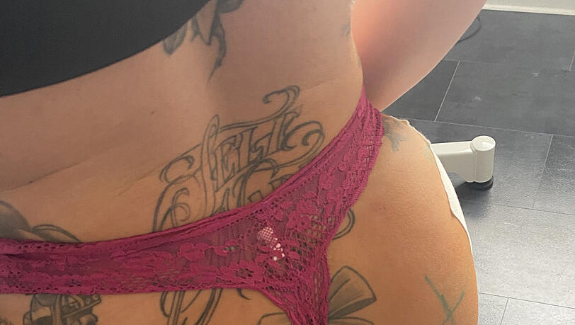 Gina-Lisa Lohfink ist zufrieden mit ihrem neuen Hinterteil. Gina-Lisa Lohfink ist zufrieden mit ihrem neuen Hinterteil.