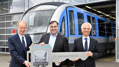 Von links: Albrecht Neumann (Siemens),  Ingo Wortmann (SWM) und Konrad Schober (Regierung von Oberbayern) übernehmen die erste neue U-Bahn in Fröttmaning.