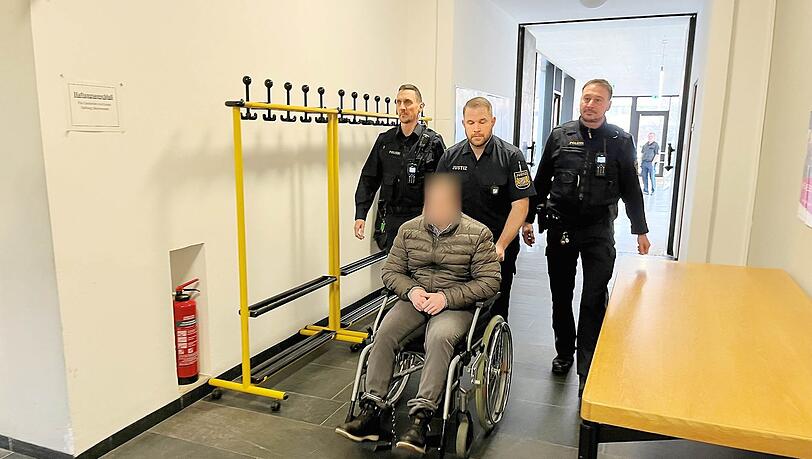 Angeblich ist er über eine Kiste gefallen - der Angeklagte sitzt seit der vergangenen Woche im Rollstuhl.