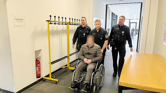 Angeblich ist er über eine Kiste gefallen - der Angeklagte sitzt seit der vergangenen Woche im Rollstuhl.