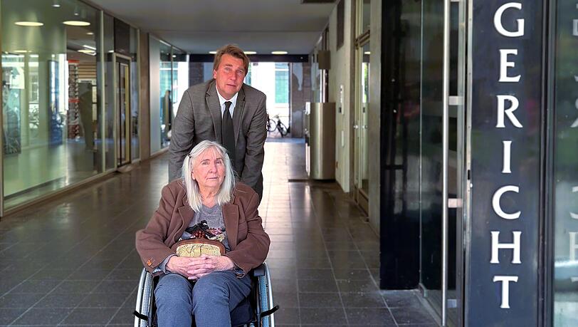 Eva Sch. und ihr Sohn Claudius haben den Prozess vor Gericht verloren. Bis Ende des Jahres haben die beiden nun Zeit, eine neue Wohnung für die 85-jährige Pflegebedürftige zu finden.