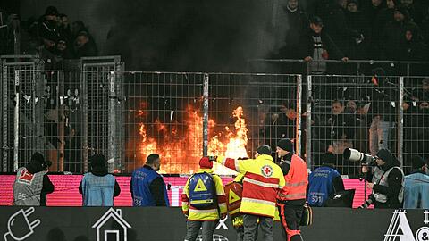 Im Gäste-Block des Kölner Stadions brach am Samstagabend ein Feuer aus. Im Gäste-Block des Kölner Stadions brach am Samstagabend ein Feuer aus.