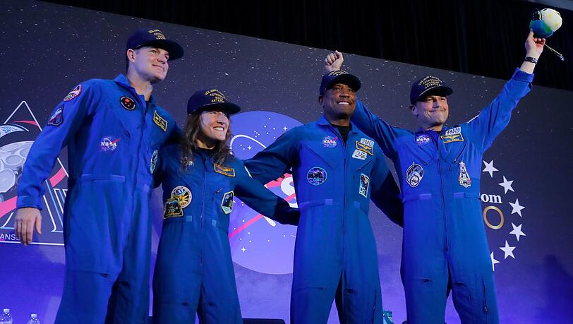 Die "Artemis 2"-Crew, Jeremy Hansen (l-r), Christina Koch, Victor Glover und Reid Wiseman, kommt am Ende einer Rückkehrfeier in die Mitte einer Bühne. Die "Artemis 2"-Crew, Jeremy Hansen (l-r), Christina Koch, Victor Glover und Reid Wiseman, kommt am Ende einer Rückkehrfeier in die Mitte einer Bühne.
