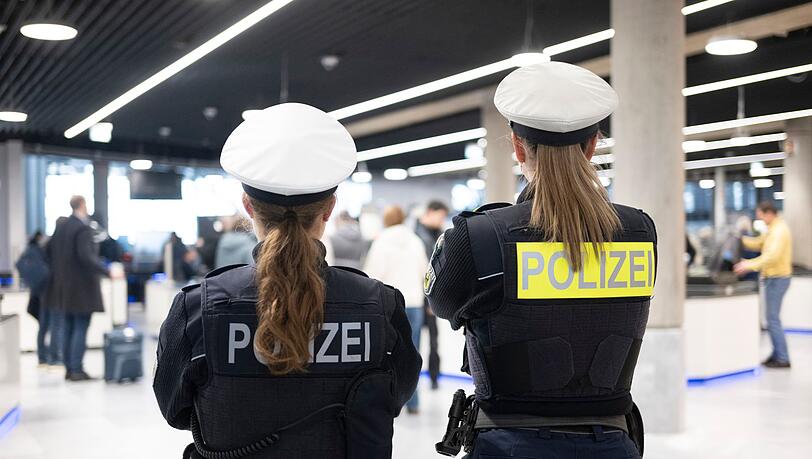 Deutschland muss an seinen Flughäfen weitere Vorbereitungen treffen, um den Anforderungen des neuen europäischen Asylsystems Gerecht zu werden. (Symbolbild) Deutschland muss an seinen Flughäfen weitere Vorbereitungen treffen, um den Anforderungen des neuen europäischen Asylsystems Gerecht zu werden. (Symbolbild)