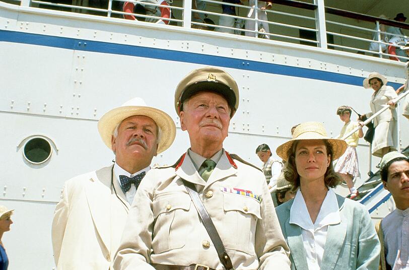 Colonel Carbury (John Gielgud, Mitte) versucht mit Dr. Sarah King (Jenny Seagrove) und Detektiv Hercule Poirot (Peter Ustinov, li.), den M&ouml;rder zu finden.