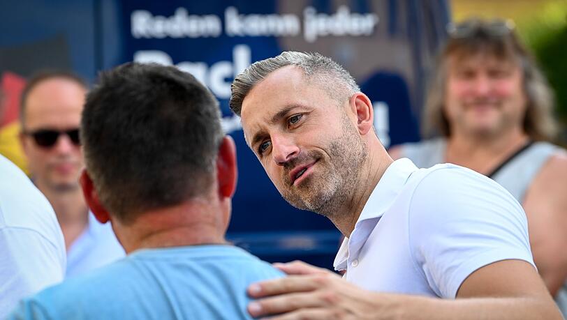 Egal, wo Ulrich Siegmund (AfD) im Wahlkampf hinkam – Hunderte Menschen wollten bei den Terminen ein Foto mit dem AfD-Politiker machen. (Archivbild) Egal, wo Ulrich Siegmund (AfD) im Wahlkampf hinkam – Hunderte Menschen wollten bei den Terminen ein Foto mit dem AfD-Politiker machen. (Archivbild)