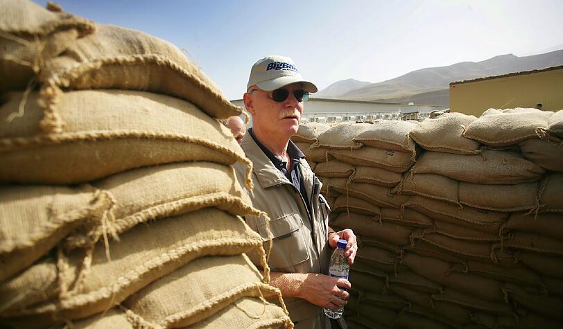 Der damalige Bundesverteidigungsminister besuchte 2005 in Feisabad (Afghanistan) das hinter Sandbarrieren verborgene Lager der deutschen ISAF-Truppe.