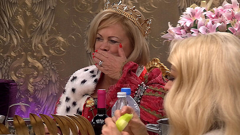 Männer in Stöckelschuhen, Fancy verlässt das Haus und Königin Marijke versammelt ihre Tafelrunde. Weitere Bilder von Tag 13 im Big Brother Haus.