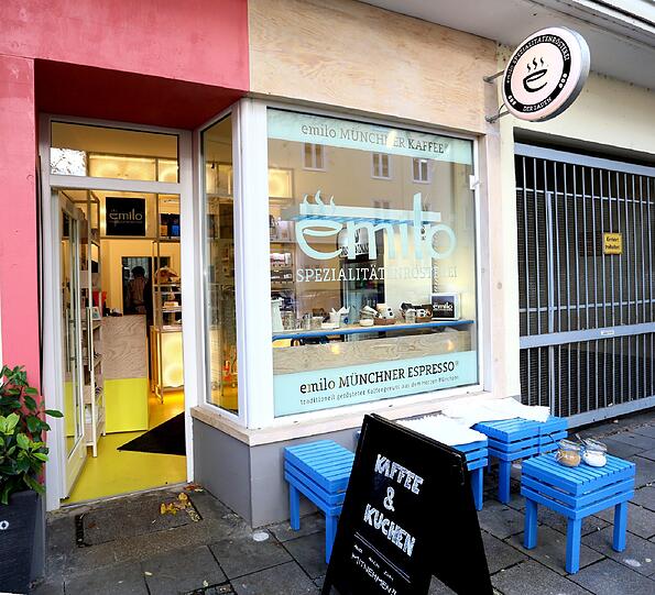 Der Eingang des Laden-Cafés liegt in der Klenzestraße. Im Viertel schauen untertags viele auf einen Espresso vorbei.