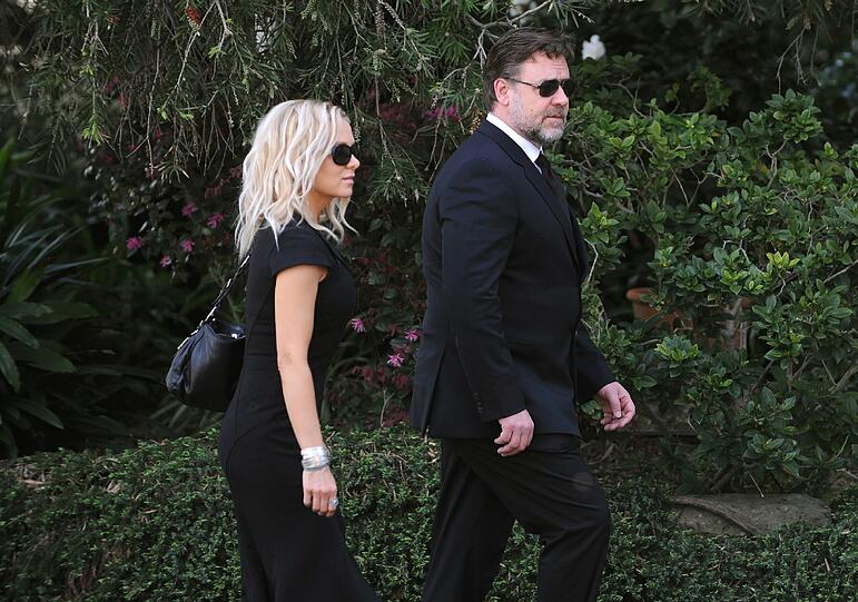 Auch ihr Freund Russell Crowe und seine Ex-Frau Danielle Spencer nahmen an der Trauerfeier teil.