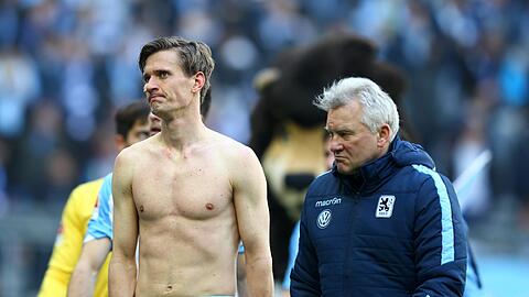 Der einzige fitte Kandidat für das defensive Mittelfeld: Kai Bülow (l.) mit 1860-Trainer Benno Möhlmann.
