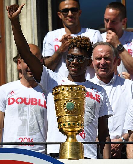 Pokal-Sause, Pep-Abschied und Double-Feier: Der FC Bayern lässt's auf dem Rathausbalkon krachen. Die Bilder.
